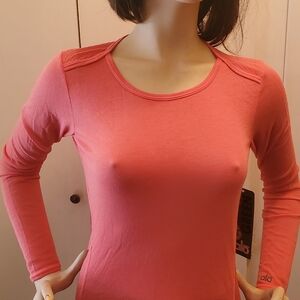 ALO Yoga Women's Coral Long Sleeve Top . Brand Alo Green.